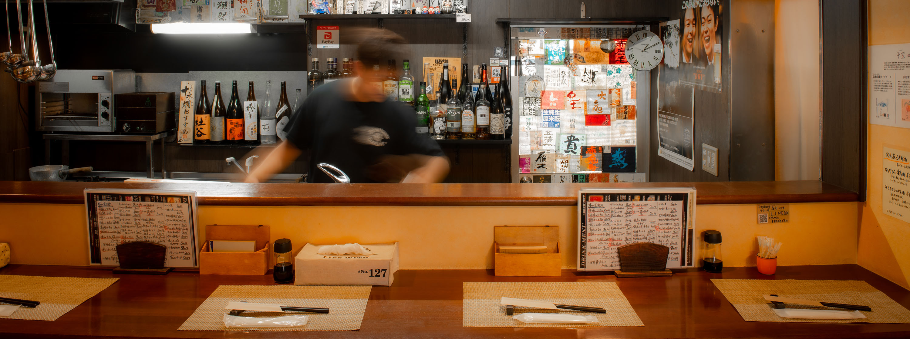 カウンター写真。テーブル席、座敷席の他にもカウンター席をご用意しております。